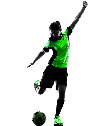 Eine Fußballerin ist bereit den Ball zu schießen.